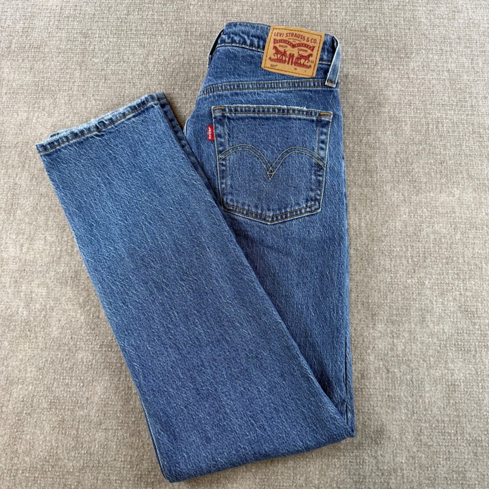 Levis 501 Original Fit Jeans Womens 26 Medium Wash Blue Straight Leg Button Fly